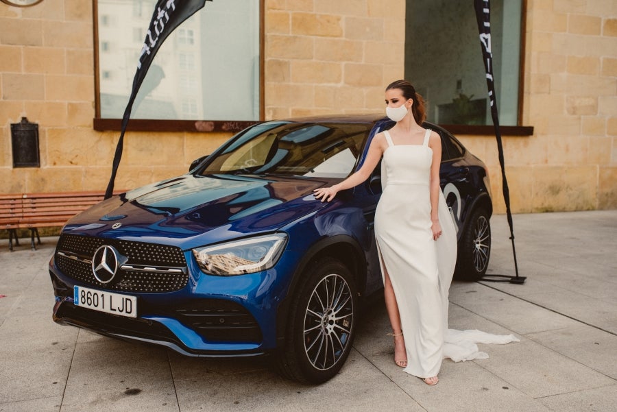 Vestidos de ensueño con patrones únicos y detalles creados con alma. La colección 'Alma' ha rendido homenaje a los artesanos, a las tradiciones y a las raíces. A su arte, reflejado en el bordar y en el tejer; a imagen de la destreza de los bailes tradicionales. Inge Zubeldia ha irradiado color, luz y optimismo en un momento tan devastador a nivel global. 