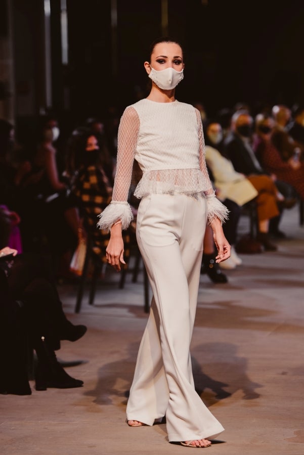 Vestidos de ensueño con patrones únicos y detalles creados con alma. La colección 'Alma' ha rendido homenaje a los artesanos, a las tradiciones y a las raíces. A su arte, reflejado en el bordar y en el tejer; a imagen de la destreza de los bailes tradicionales. Inge Zubeldia ha irradiado color, luz y optimismo en un momento tan devastador a nivel global. 