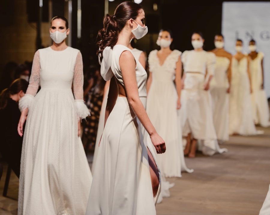 Vestidos de ensueño con patrones únicos y detalles creados con alma. La colección 'Alma' ha rendido homenaje a los artesanos, a las tradiciones y a las raíces. A su arte, reflejado en el bordar y en el tejer; a imagen de la destreza de los bailes tradicionales. Inge Zubeldia ha irradiado color, luz y optimismo en un momento tan devastador a nivel global. 