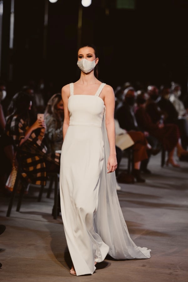 Vestidos de ensueño con patrones únicos y detalles creados con alma. La colección 'Alma' ha rendido homenaje a los artesanos, a las tradiciones y a las raíces. A su arte, reflejado en el bordar y en el tejer; a imagen de la destreza de los bailes tradicionales. Inge Zubeldia ha irradiado color, luz y optimismo en un momento tan devastador a nivel global. 