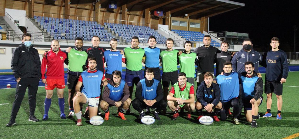La plantilla del Ordizia posa antes del inicio del entrenamiento de ayer en Altamira. 