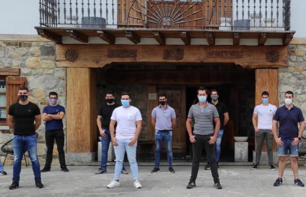 Algunos de los aizkolaris que han impulsado el campeonato.