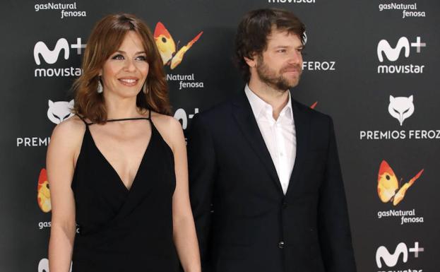 María Adánez posa con su pareja a su llegada a los Premios Feroz de 2017. 