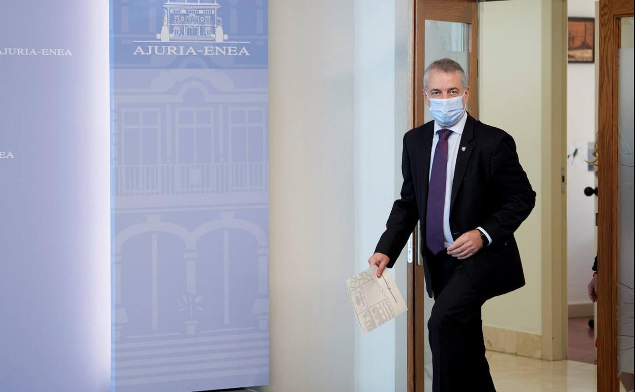 El lehendakari Iñigo Urkullu, entra en la sala en la que anunció ante los medios la petición de estado de alarma