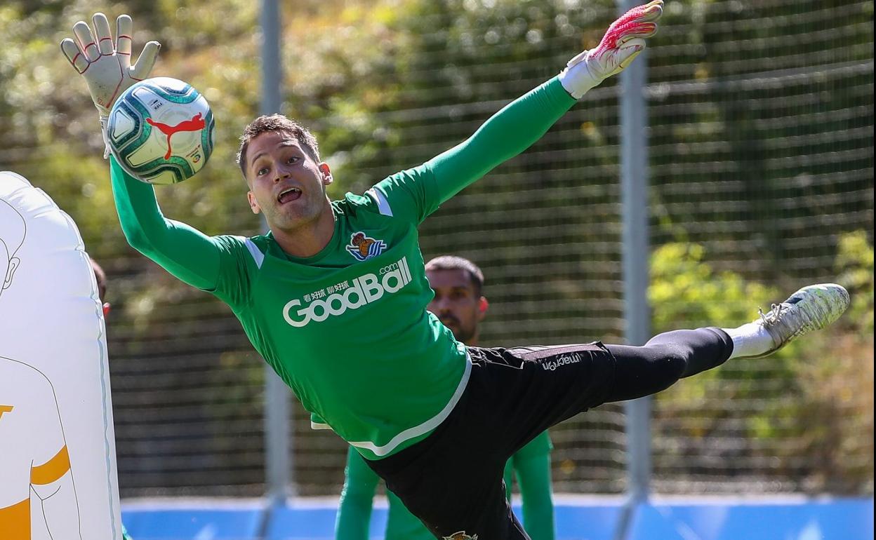 Remiro vuela para detener el balón en un entrenamiento en Zubieta, con Moyá a su espalda. 