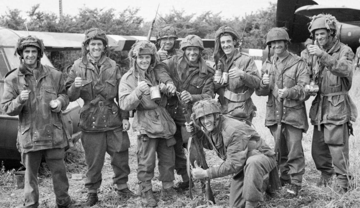 Soldados del 12º Batallón del 5º regimiento de la 6ª División Aerotransportada, a la que perteneció Lucio Sauquillo, disfrutan de una taza de té después de combatir durante 3 días para regresar de detrás de las líneas enemigas, cerca de Ranville el 10 junio 1944. 