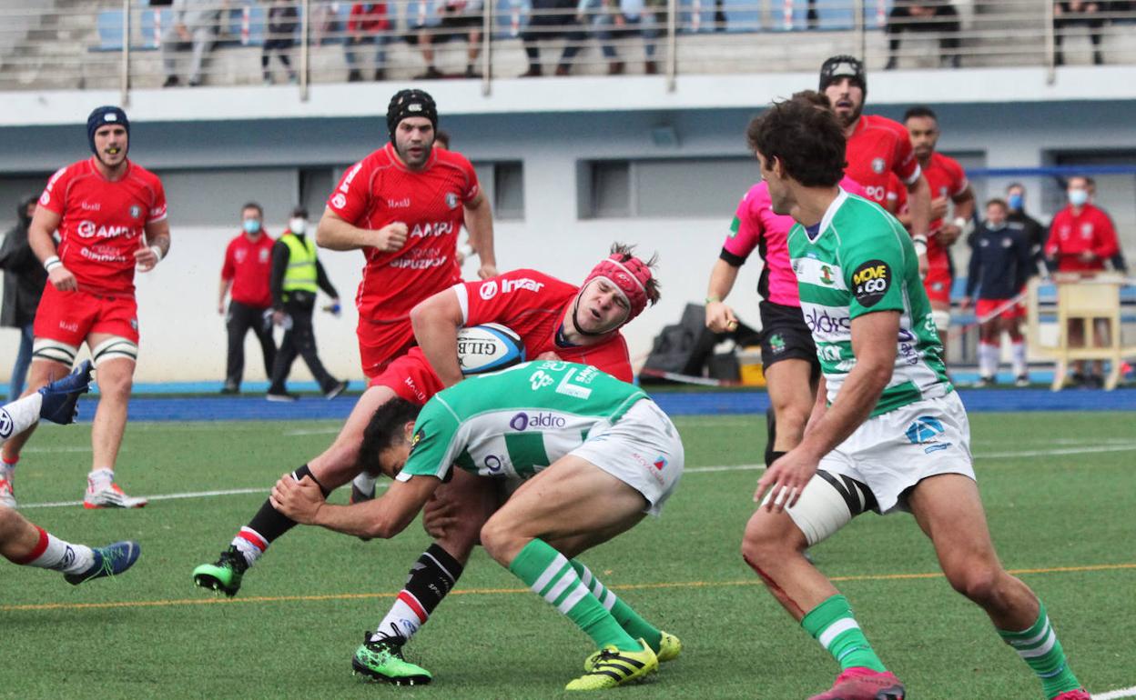 Un jugador del Ampo Ordizia es placado por la defensa del Independiente. 