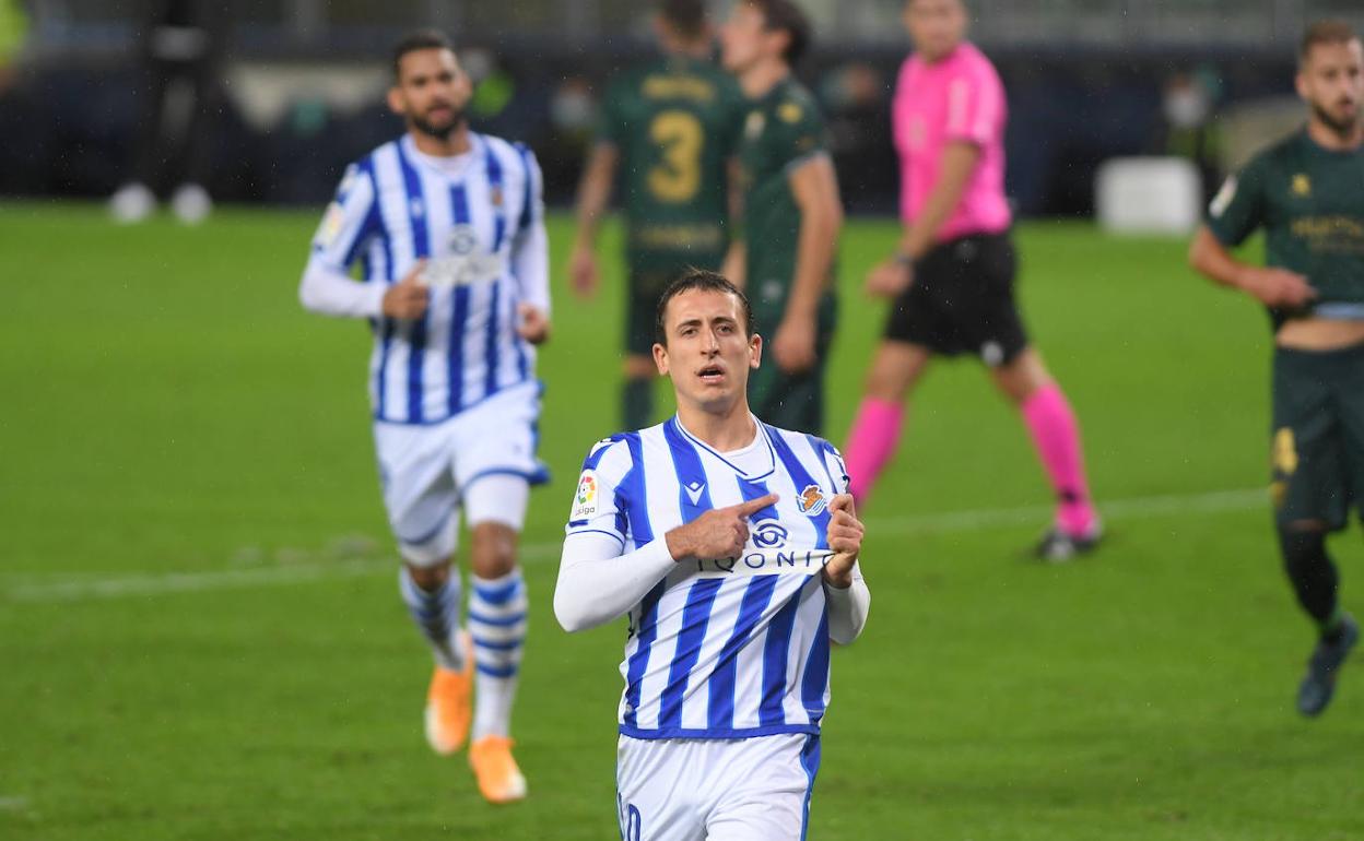 Mikel Oyarzabal celebra su primer gol, de penalti, ante el Huesca. 