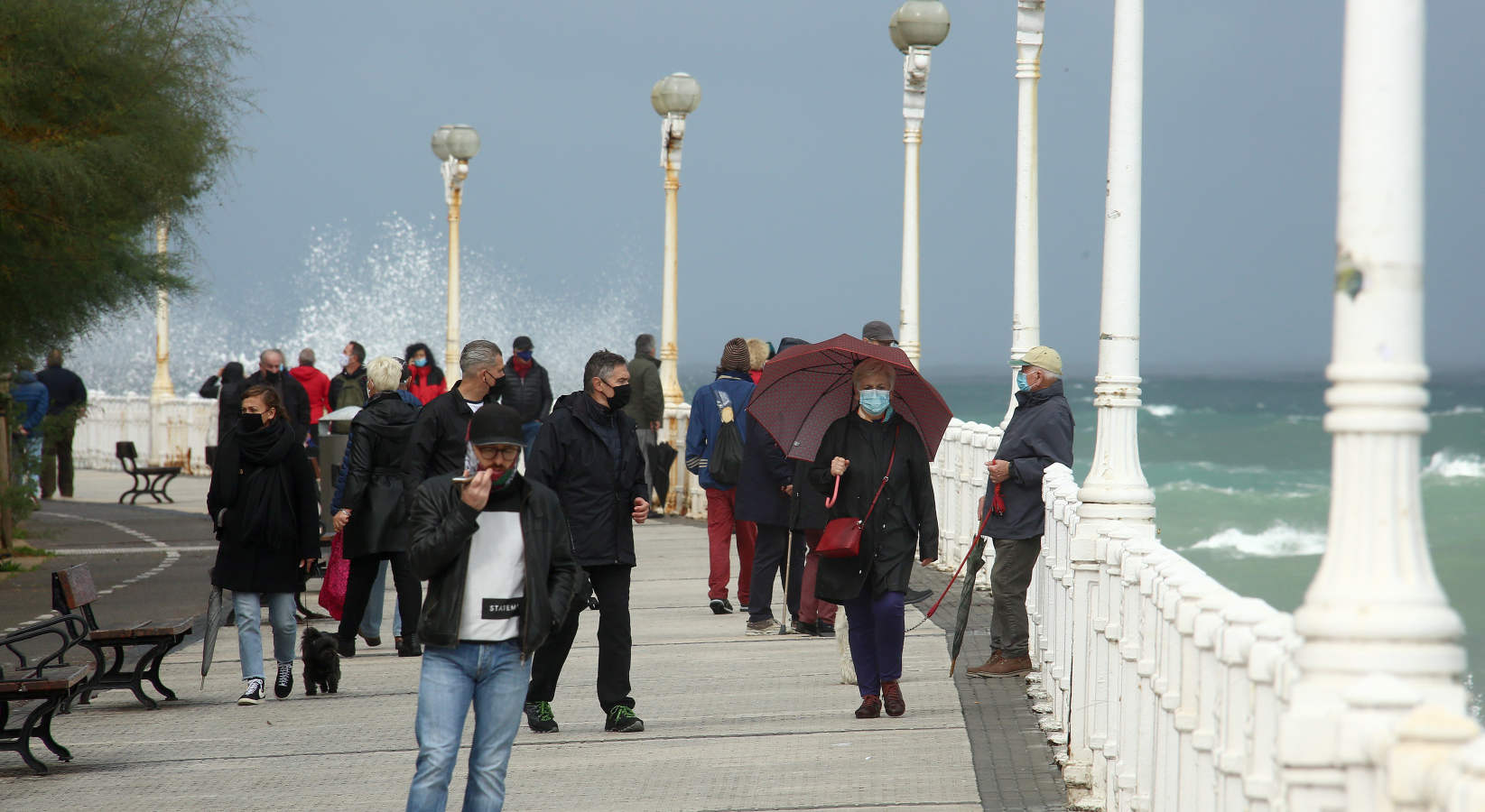 En San Sebastián, las olas han vuelto a realizar un espectáculo y muchos donostiarras se han acercado a verlas desde la primera fila