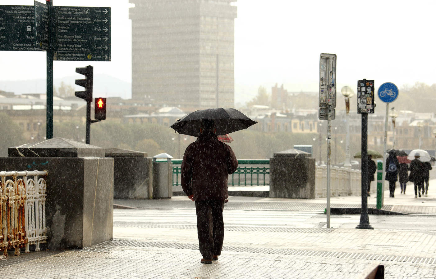 En San Sebastián, las olas han vuelto a realizar un espectáculo y muchos donostiarras se han acercado a verlas desde la primera fila