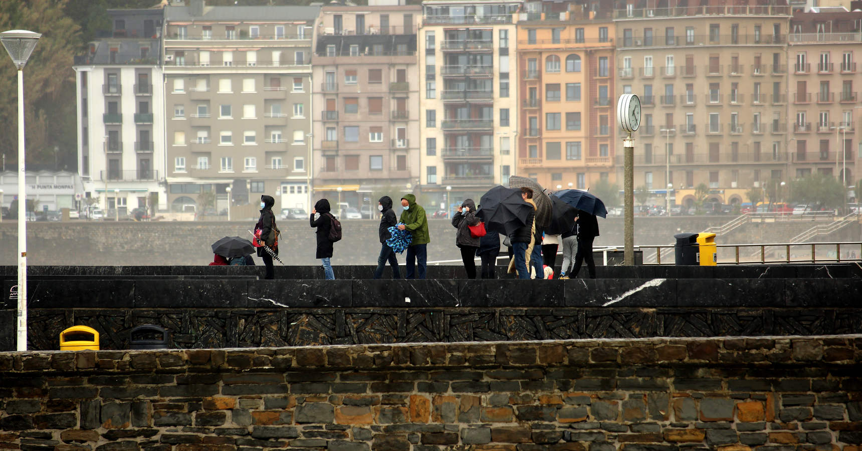 En San Sebastián, las olas han vuelto a realizar un espectáculo y muchos donostiarras se han acercado a verlas desde la primera fila