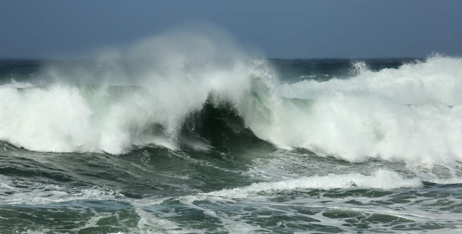 En San Sebastián, las olas han vuelto a realizar un espectáculo y muchos donostiarras se han acercado a verlas desde la primera fila