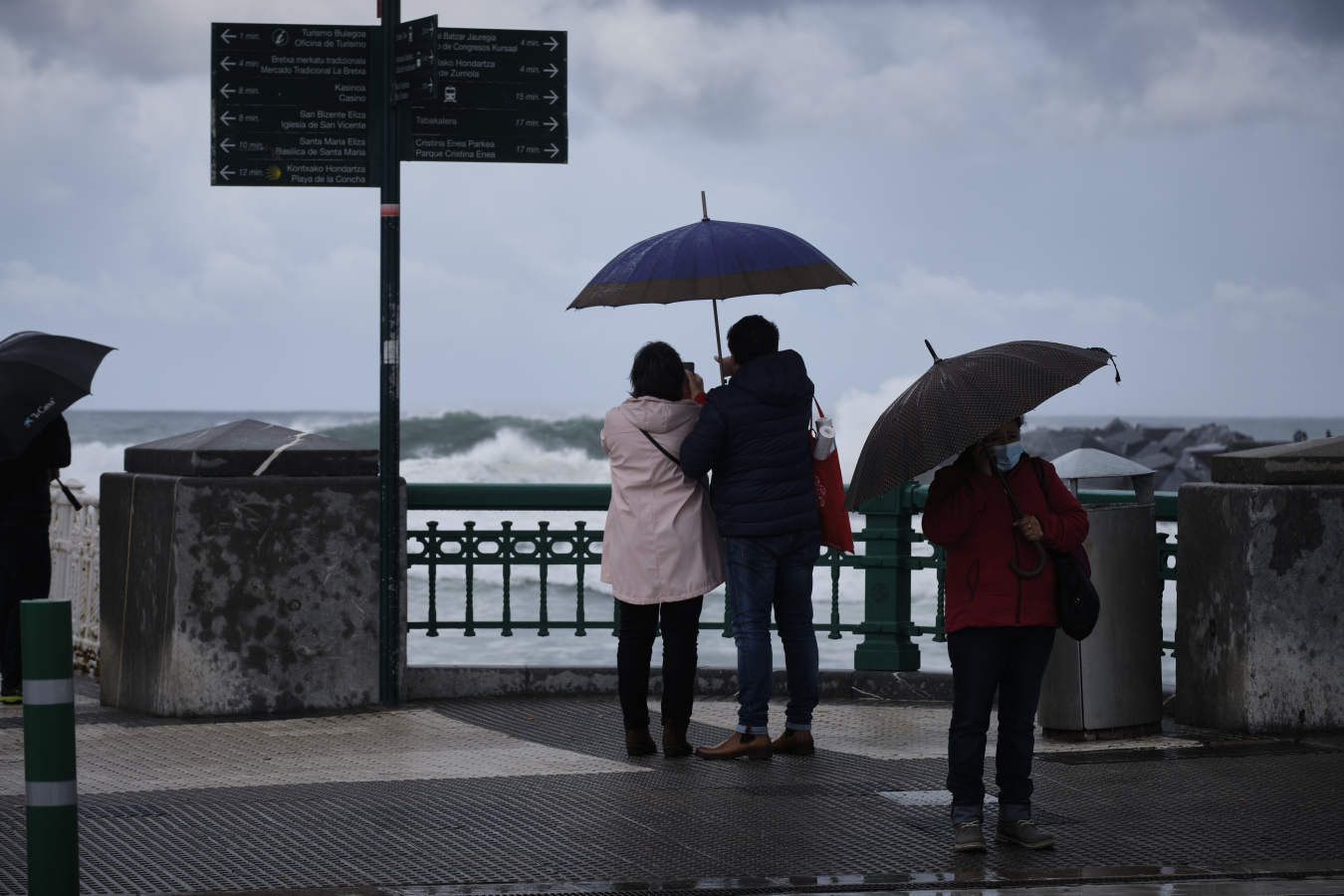 En San Sebastián, las olas han vuelto a realizar un espectáculo y muchos donostiarras se han acercado a verlas desde la primera fila