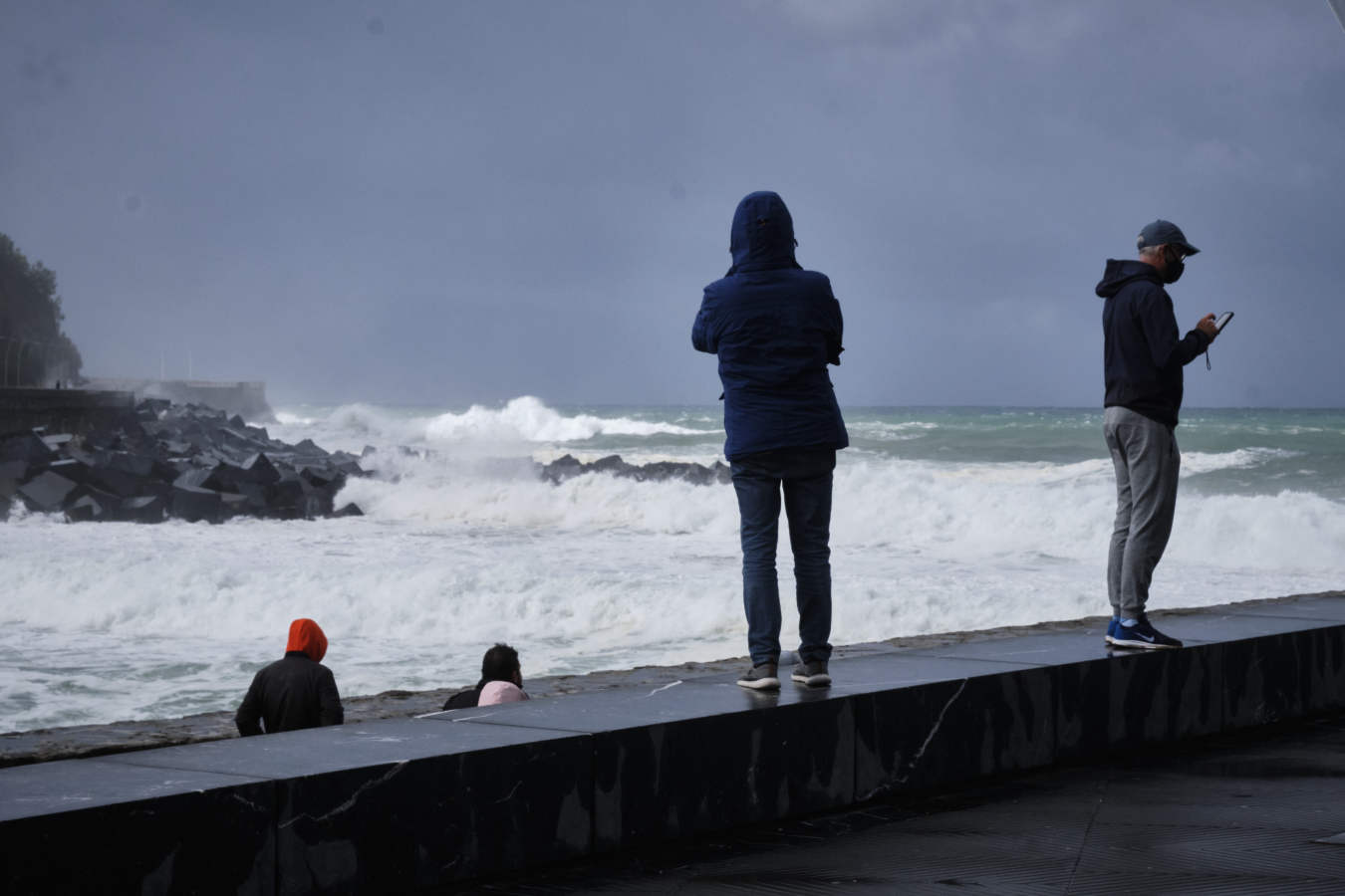 En San Sebastián, las olas han vuelto a realizar un espectáculo y muchos donostiarras se han acercado a verlas desde la primera fila