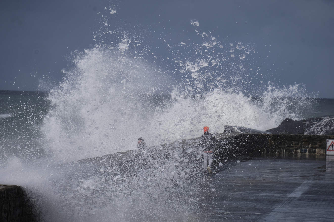 En San Sebastián, las olas han vuelto a realizar un espectáculo y muchos donostiarras se han acercado a verlas desde la primera fila