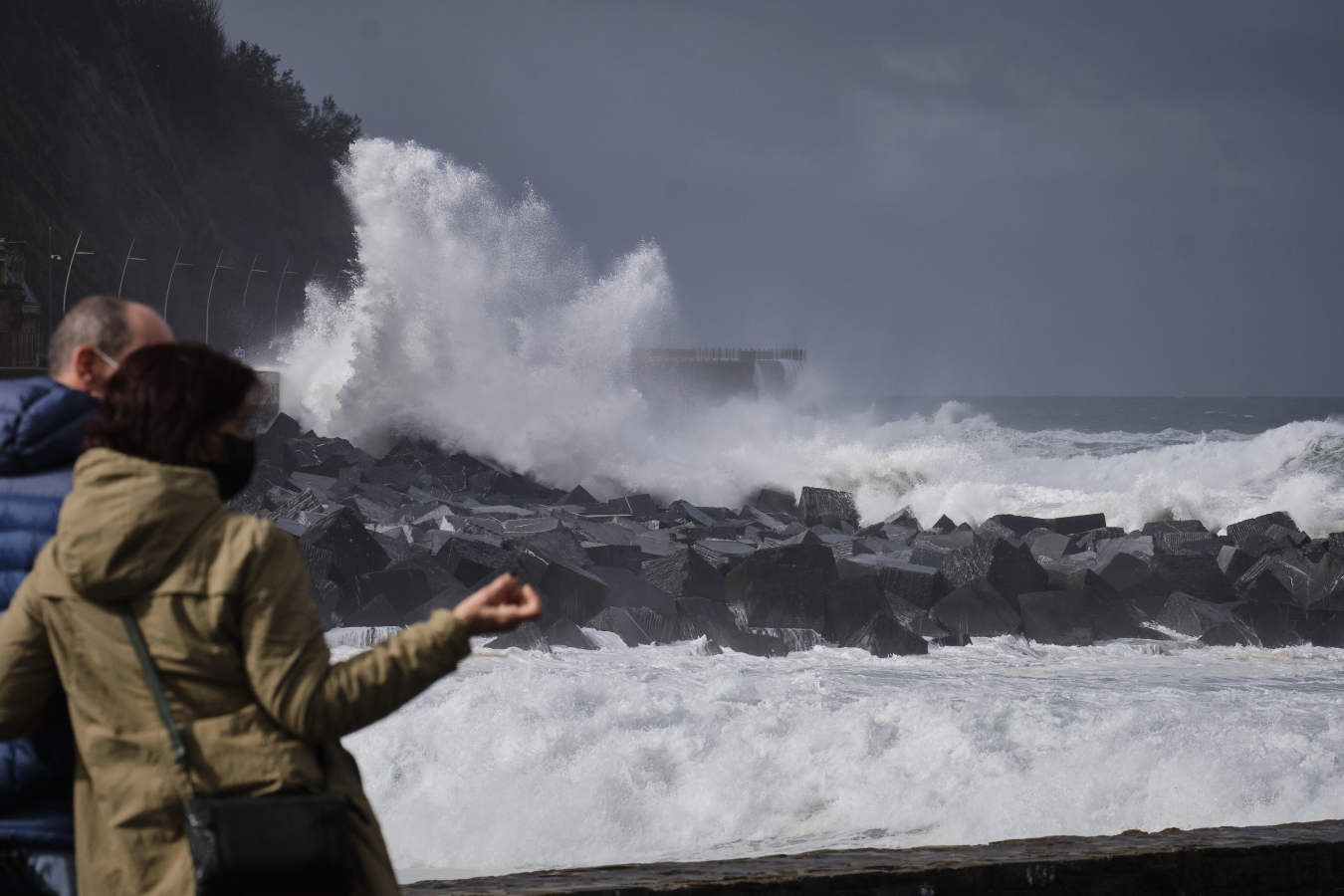 En San Sebastián, las olas han vuelto a realizar un espectáculo y muchos donostiarras se han acercado a verlas desde la primera fila
