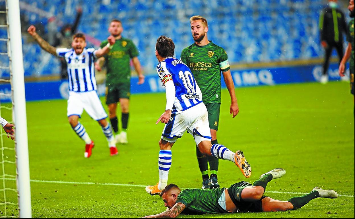 Portu levanta los puños para celebrar el segundo gol de Mikel Oyarzabal, que corre a festejarlo.