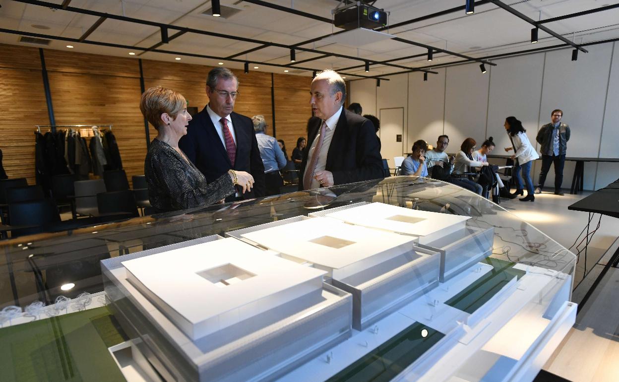 Arantxa Tapia, Markel Olano y Javier Rodríguez en octubre de 2019, cuando se presentó el proyecto del nuevo edificio que Asklepios-Viralgen ya han comenzado a construir en Miramon.