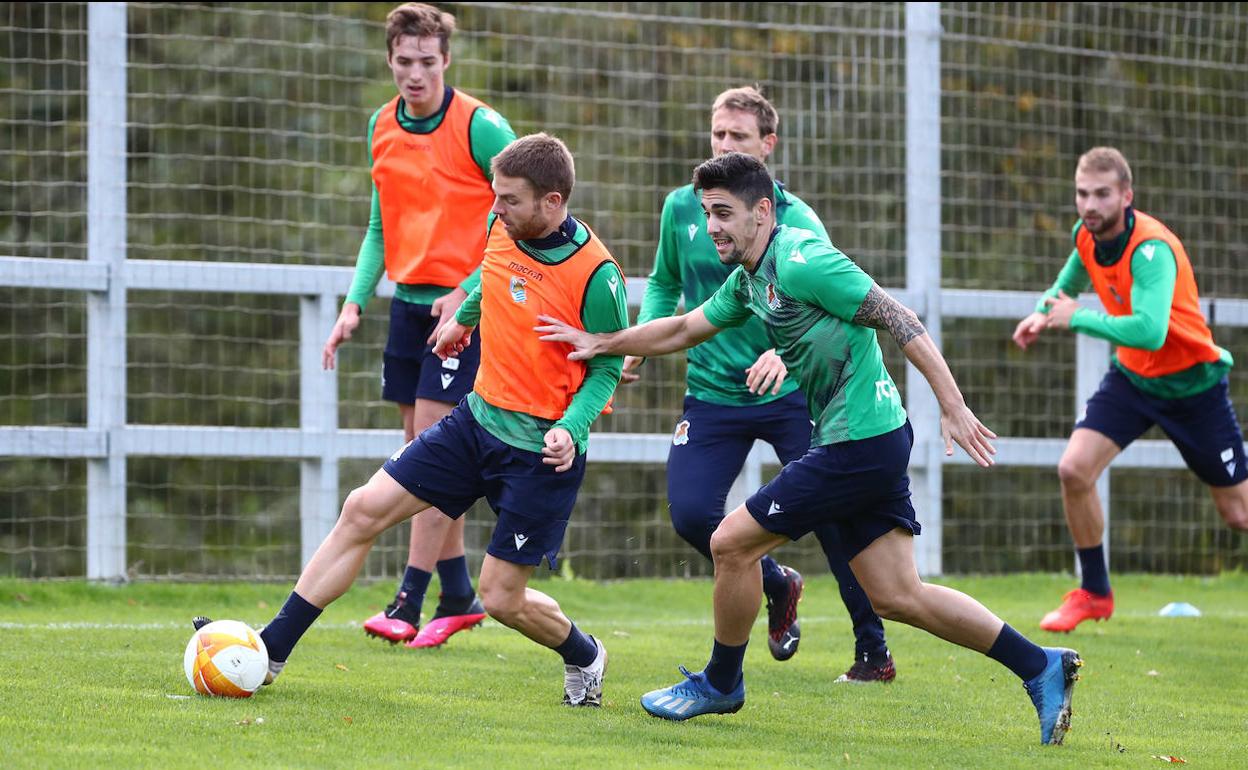 Illarramendi sujeta un balón ante Merquelanz durante el entrenamiento de este lunes.