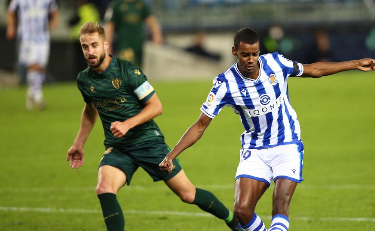 Isak dispara con su zurda ante la presencia de Pulido, ayer en el Reale Arena. 