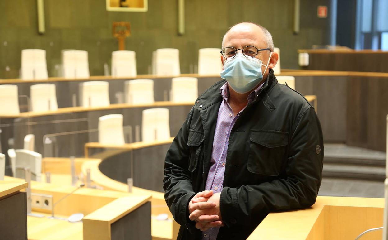 Juntas Generales. Izagirre posa en la sala de plenos donde se han instalado pantallas de metacrilato. 