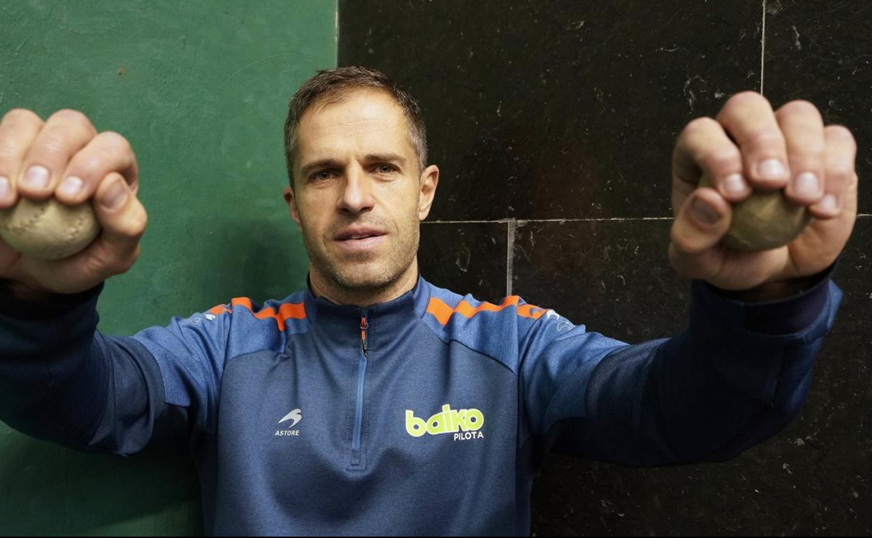 Aimar Olaizola agarra con sus manosdos pelotas en el txoko del frontón Antzizar de Beasain. 