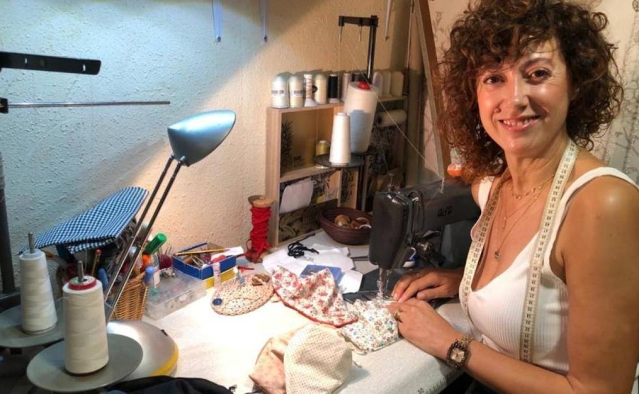 Sonia Santacreu confeccionando diferentes mascarillas con filtro homologado. 