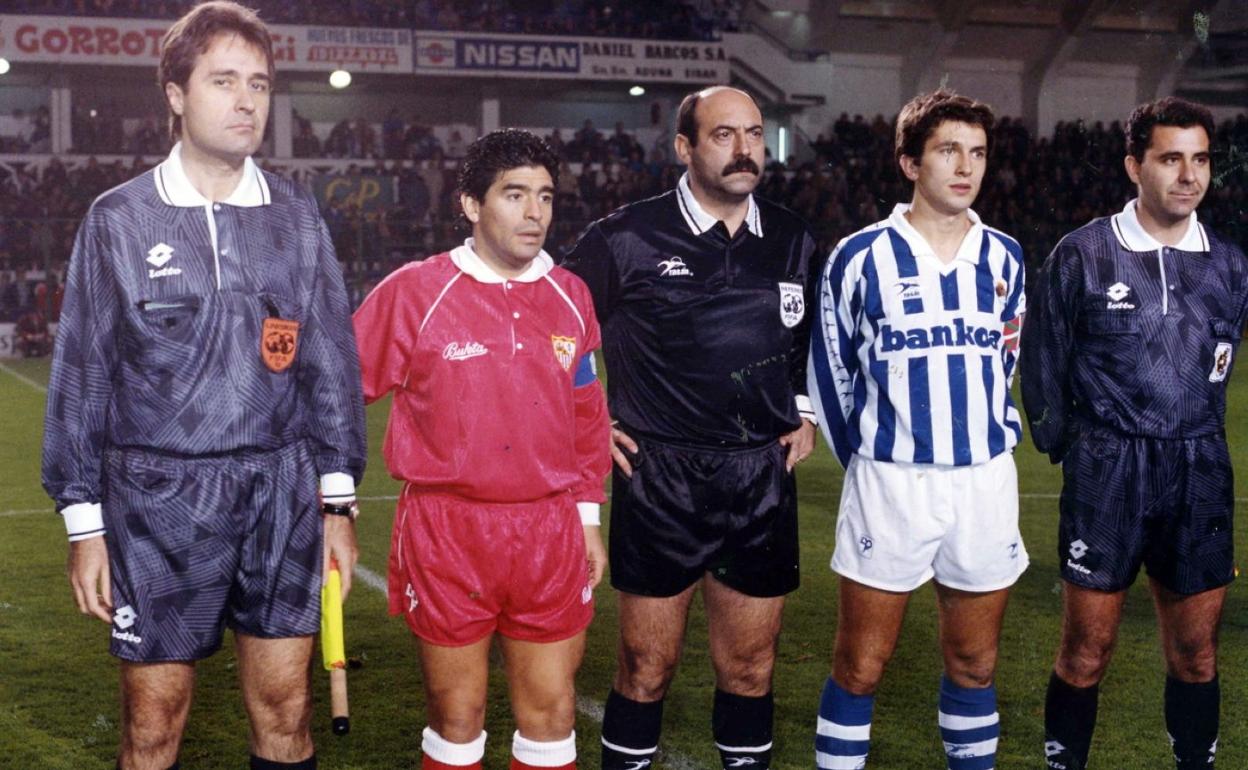 Maradona, en una de las dos ocasiones que visitó Atocha en Liga junto a Andoni Imaz y el árbitro Ramos Marco.