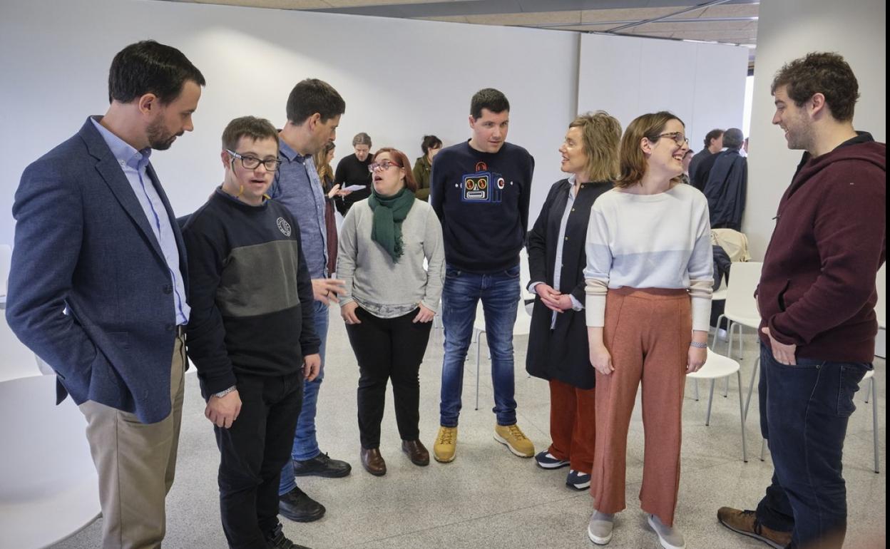 Jóvenes trabajadores de centros escolares, a través del programa Pauso Berriak de Atzegi y Gureak. 