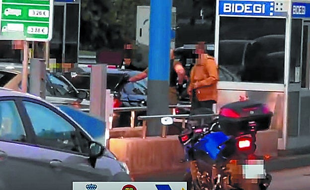 Momento del arresto del supuesto traficante. Agentes de la Ertzaintza lo detuvieron en el peaje de Irun de la autopista.