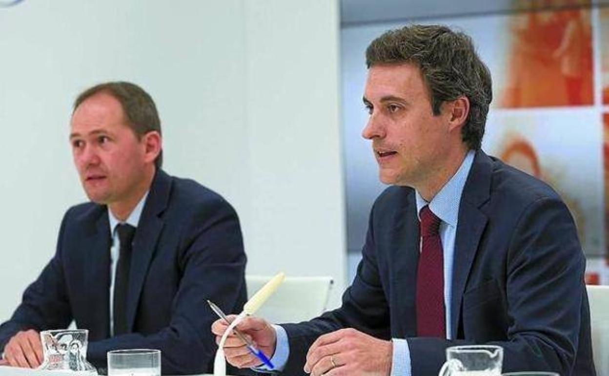 El director de Hacienda, Jokin Perona, y el diputado del ramo, Jabier Larrañaga, en una imagen de archivo. 