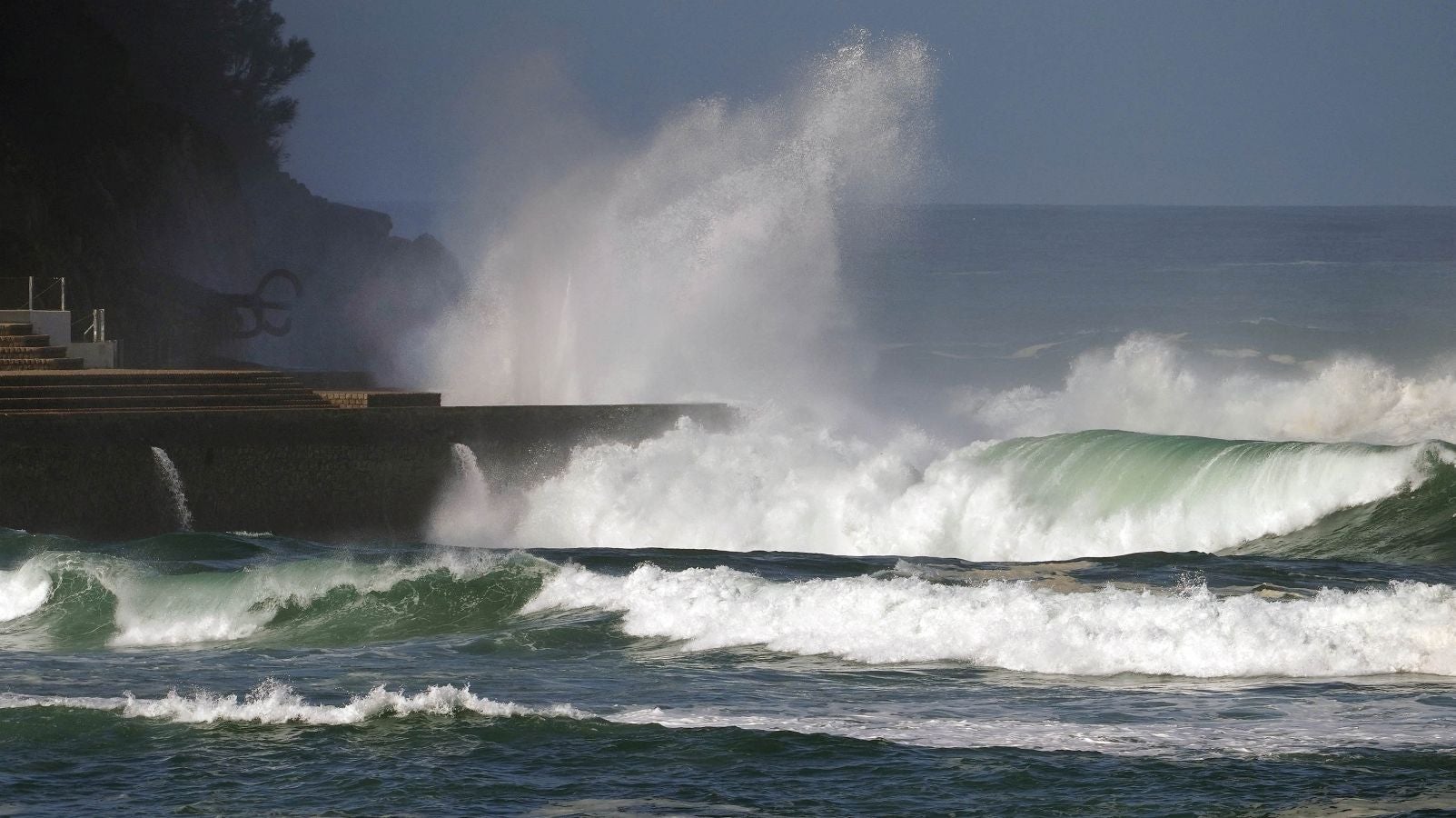 Fotos: &#039;Epsilon&#039; provoca grandes olas en Donostia