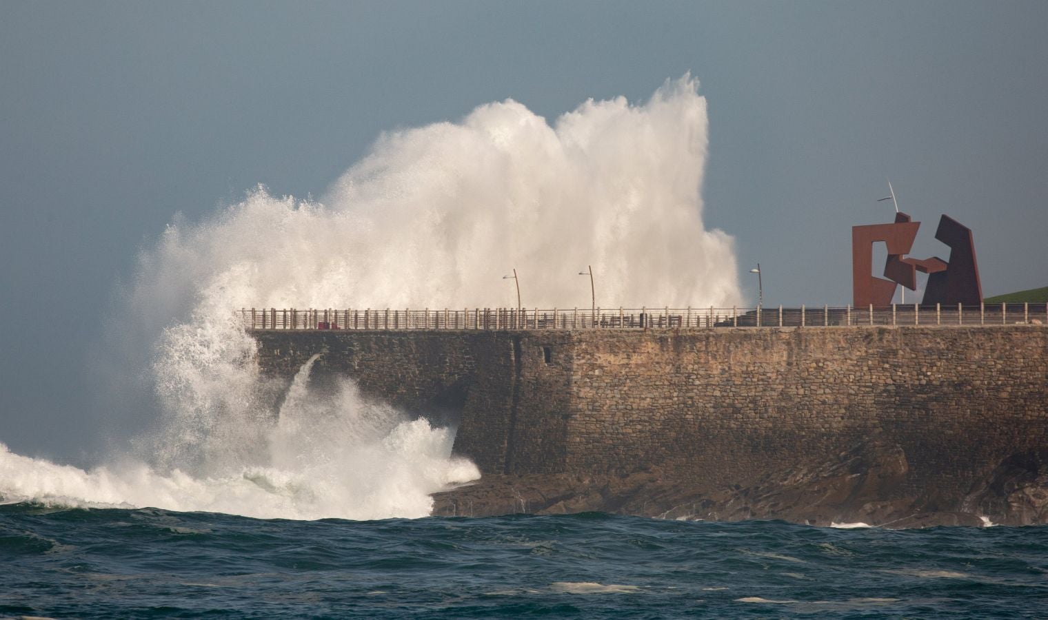 Fotos: &#039;Epsilon&#039; provoca grandes olas en Donostia