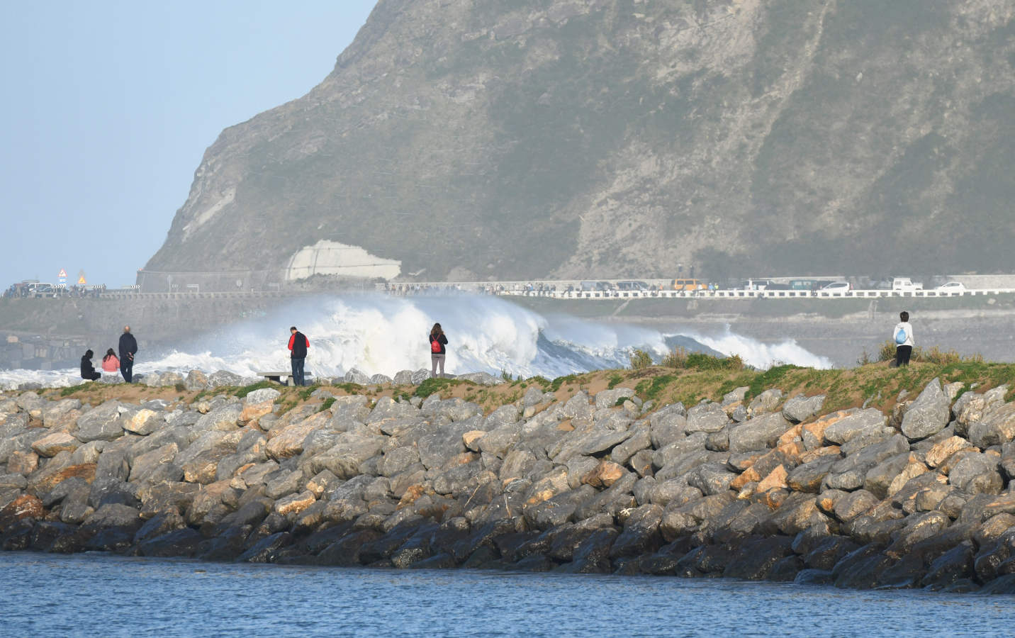 Surfistas como Aritz Aranburu, Indar Unanue y Andoni 'Tarta', entre otros, han surfeado este jueves en la bahía de Orrua, en la localidad guipuzcoana de Zumaia.