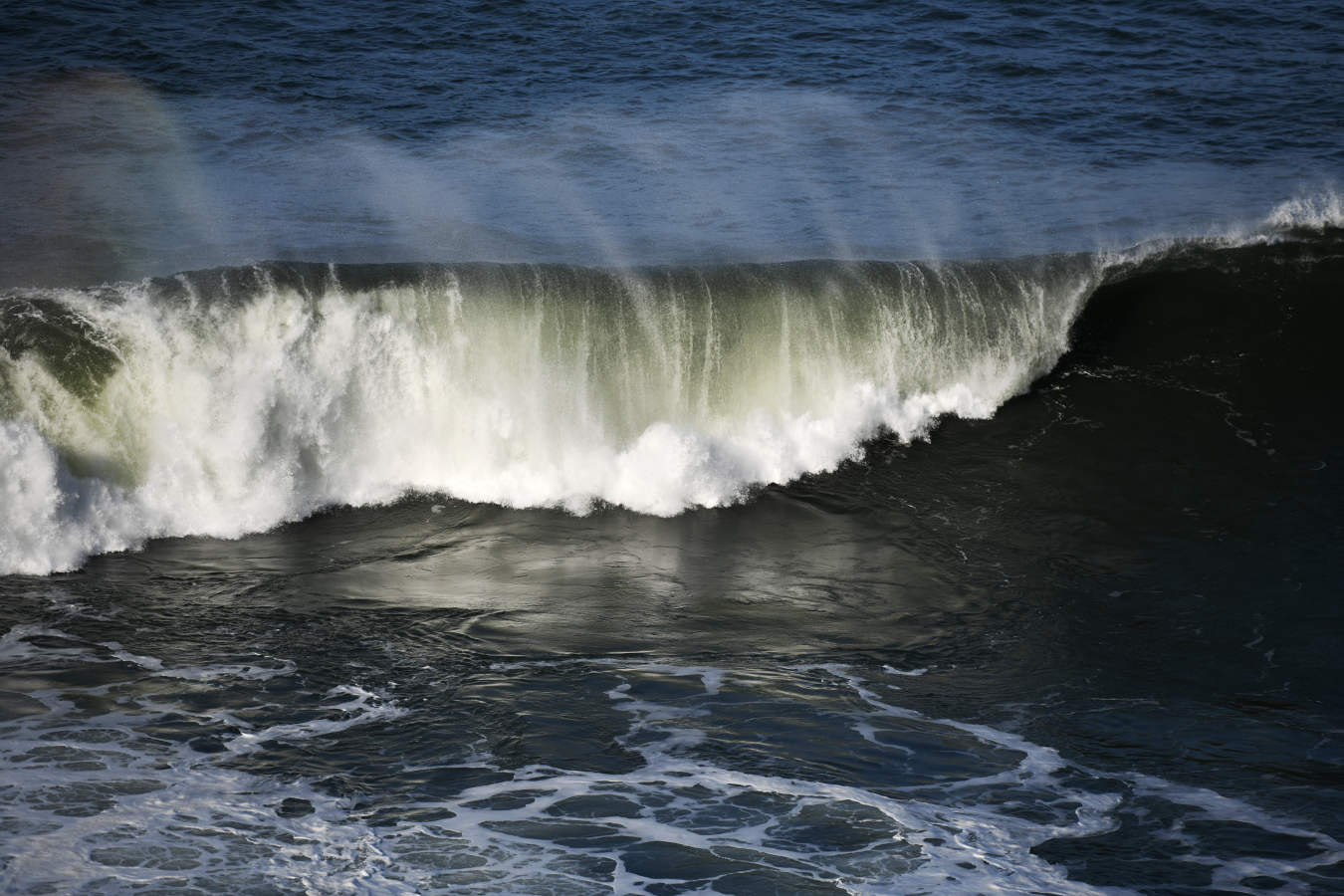 Surfistas como Aritz Aranburu, Indar Unanue y Andoni 'Tarta', entre otros, han surfeado este jueves en la bahía de Orrua, en la localidad guipuzcoana de Zumaia.