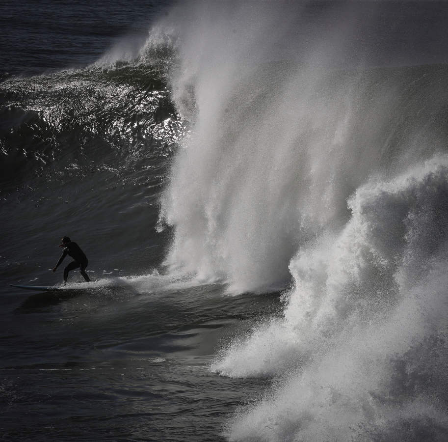 Surfistas como Aritz Aranburu, Indar Unanue y Andoni 'Tarta', entre otros, han surfeado este jueves en la bahía de Orrua, en la localidad guipuzcoana de Zumaia.