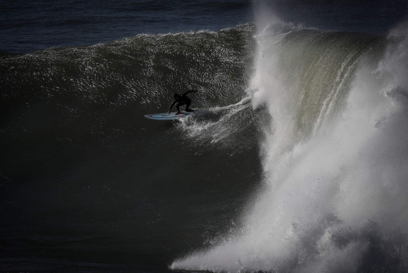 Surfistas como Aritz Aranburu, Indar Unanue y Andoni 'Tarta', entre otros, han surfeado este jueves en la bahía de Orrua, en la localidad guipuzcoana de Zumaia.