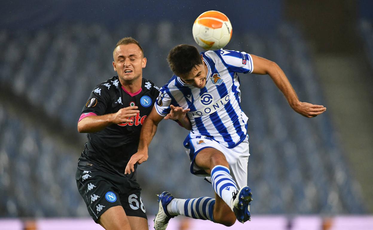 Lobotka, jugador del Nápoles, pelea un balón por arriba con el realista Ander Guevara. 