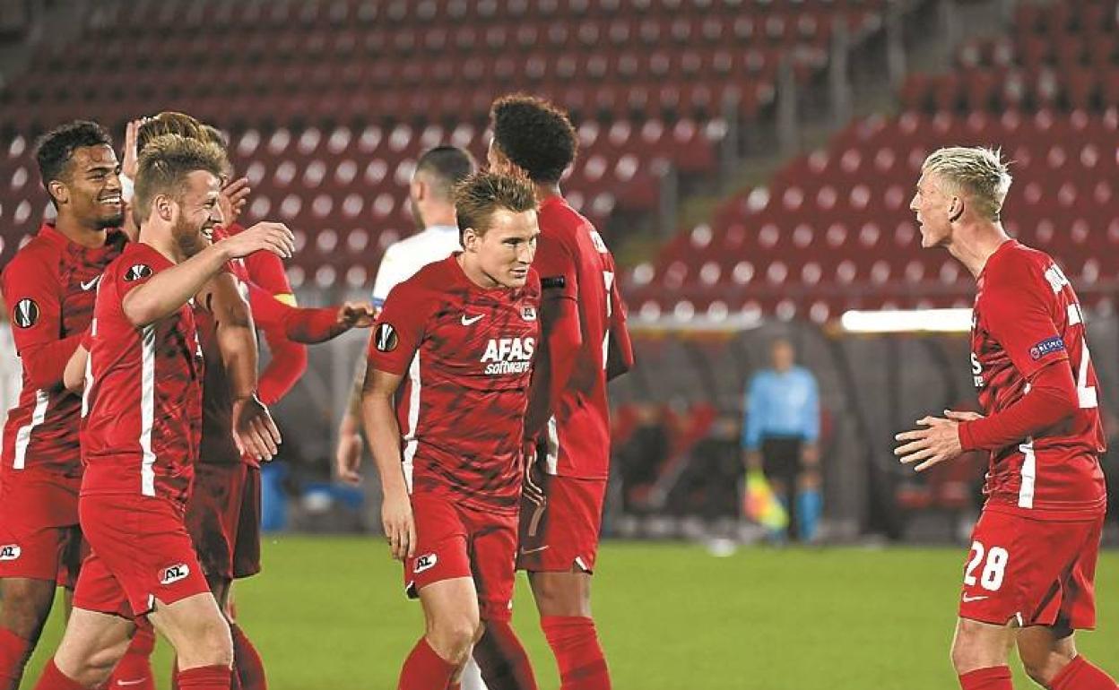 Gudmundsson celebra con sus compañeros el segundo gol.