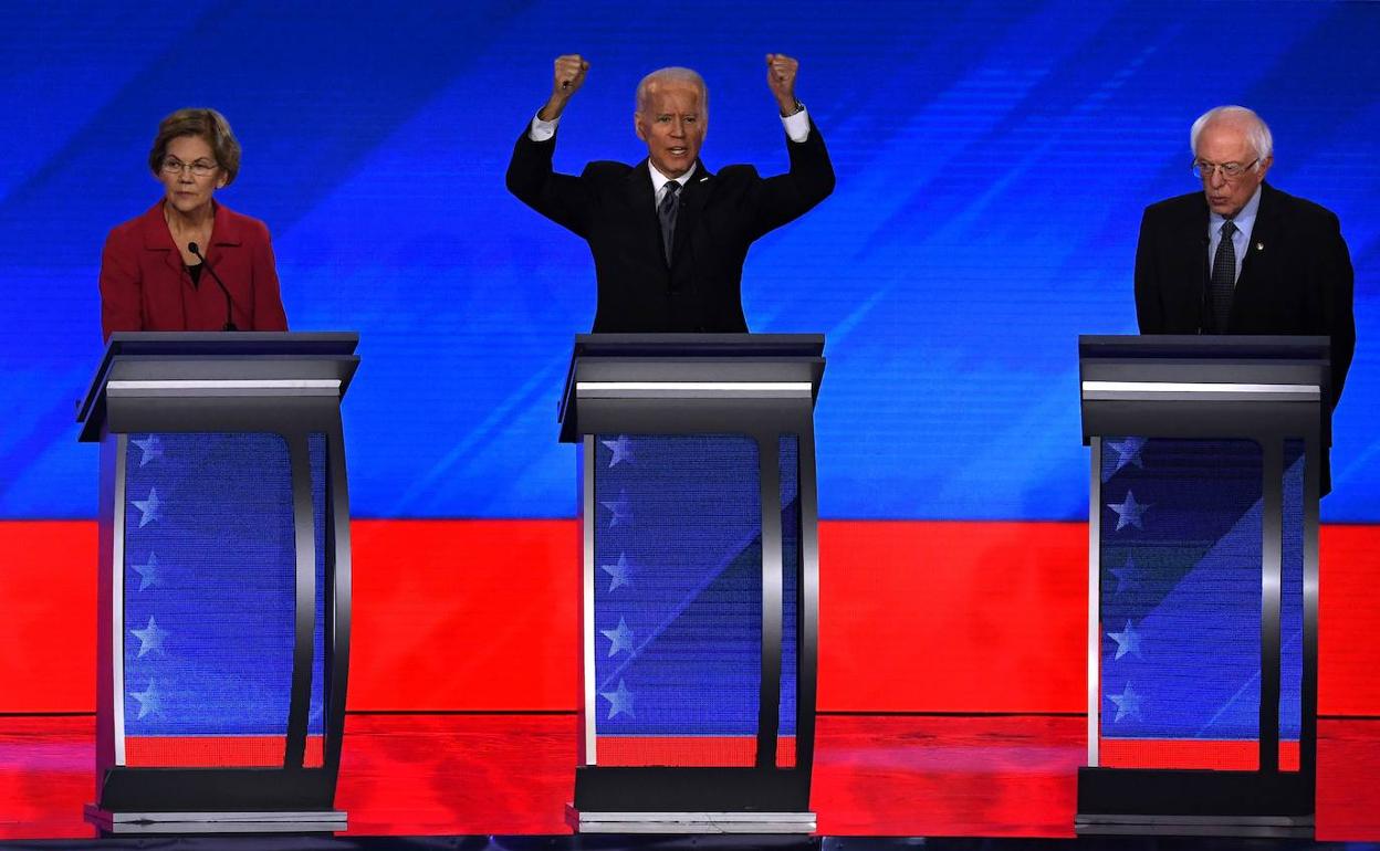 Elizabeth Warren, Joe Biden y Bernie Sanders, durante un debate de las primarias demócratas. 