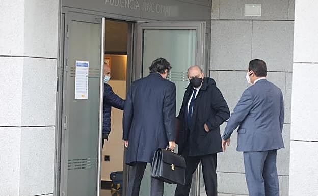 El exministro del Interior Jorge Fernández Díaz (c) acude a declarar como investigado ante el juez de la Audiencia Nacional. 