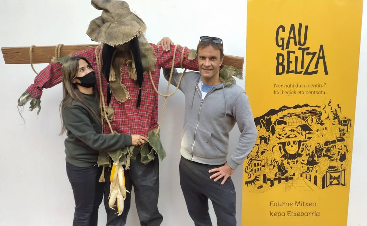 Edurne Mitxeo y Kepa Etxebarria junto a la portada del libro sobre Gau Beltza que acaban de editar.