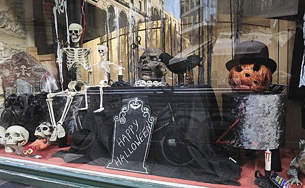 Imagen principal - Escaparates de varios comercios de Donostia con temática en torno a la fiesta de Halloween.