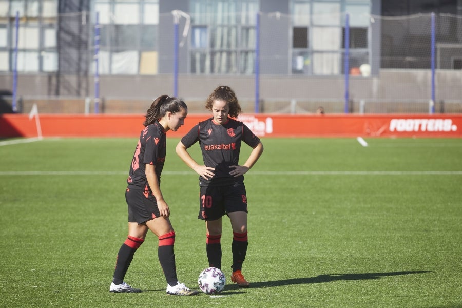 La Real Sociedad encajó este sábado su primera derrota liguera tras perder por la mínima en el feudo del Madrid CFF (1-0). El equipo dirigido por Natalia Arroyo no materializó sus oportunidades de gol y cayó en el Nuevo Matapiñonera ante el conjunto blanco, convertido en revelación: ha ganado tres de sus cuatro encuentros en este arranque y ha recibido tan solo un tanto. 