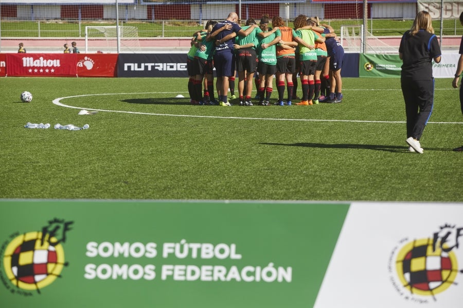 La Real Sociedad encajó este sábado su primera derrota liguera tras perder por la mínima en el feudo del Madrid CFF (1-0). El equipo dirigido por Natalia Arroyo no materializó sus oportunidades de gol y cayó en el Nuevo Matapiñonera ante el conjunto blanco, convertido en revelación: ha ganado tres de sus cuatro encuentros en este arranque y ha recibido tan solo un tanto. 