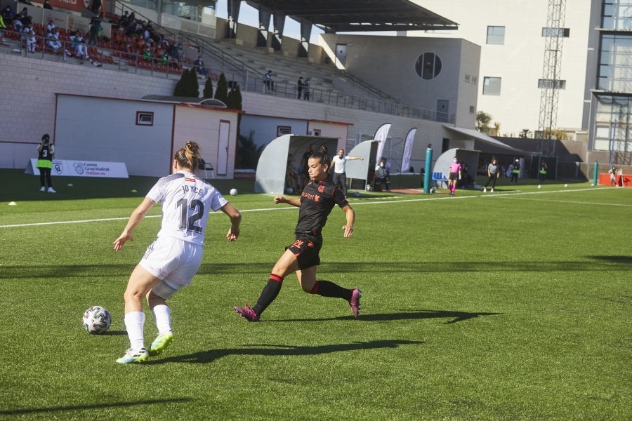 La Real Sociedad encajó este sábado su primera derrota liguera tras perder por la mínima en el feudo del Madrid CFF (1-0). El equipo dirigido por Natalia Arroyo no materializó sus oportunidades de gol y cayó en el Nuevo Matapiñonera ante el conjunto blanco, convertido en revelación: ha ganado tres de sus cuatro encuentros en este arranque y ha recibido tan solo un tanto. 