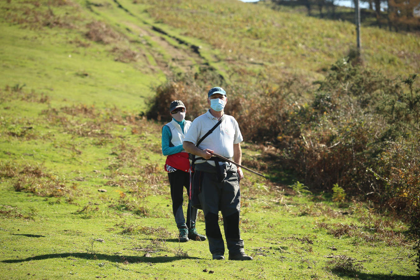 Los guipuzcoanos han aprovechado el buen tiempo para darse un paseo o hacer deporte el primer fin de semana de las nuevas medidas para combatir el Covid-19