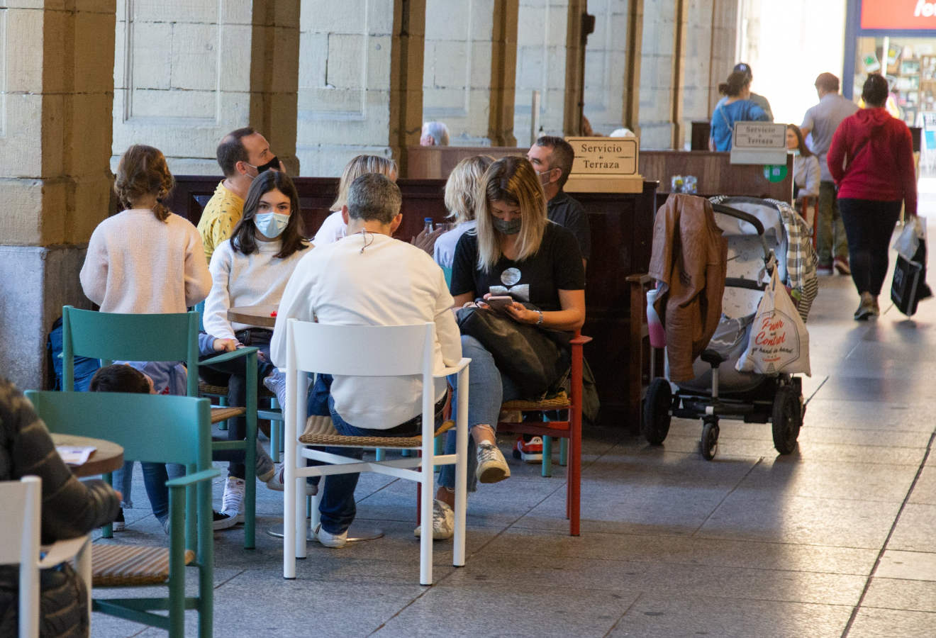 Los guipuzcoanos han aprovechado el buen tiempo para darse un paseo o hacer deporte el primer fin de semana de las nuevas medidas para combatir el Covid-19