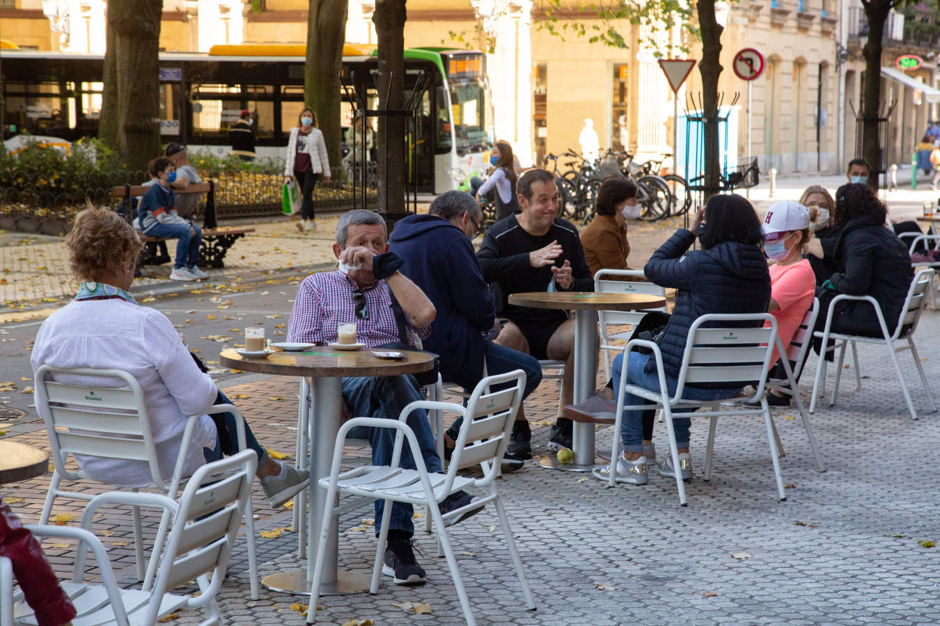 Los guipuzcoanos han aprovechado el buen tiempo para darse un paseo o hacer deporte el primer fin de semana de las nuevas medidas para combatir el Covid-19