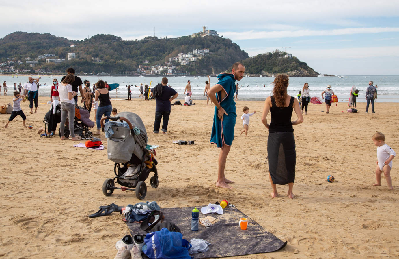 Los guipuzcoanos han aprovechado el buen tiempo para darse un paseo o hacer deporte el primer fin de semana de las nuevas medidas para combatir el Covid-19